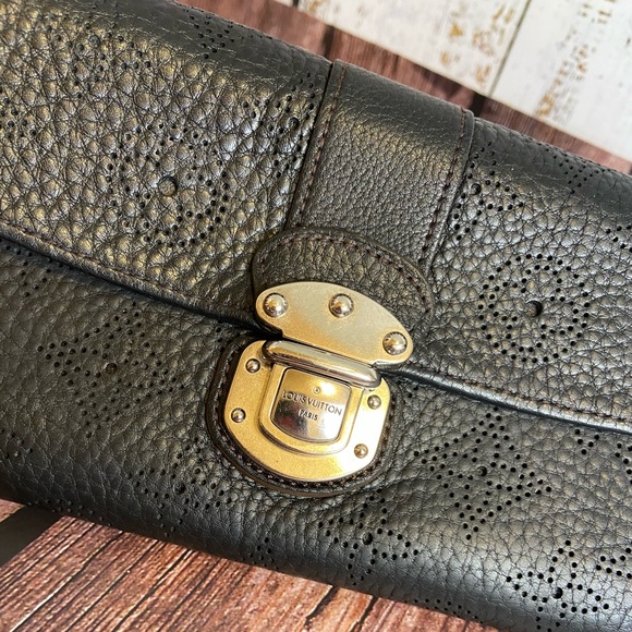 Louis Vuitton Mahina leather wallet crossbody - Picture 16 of 16